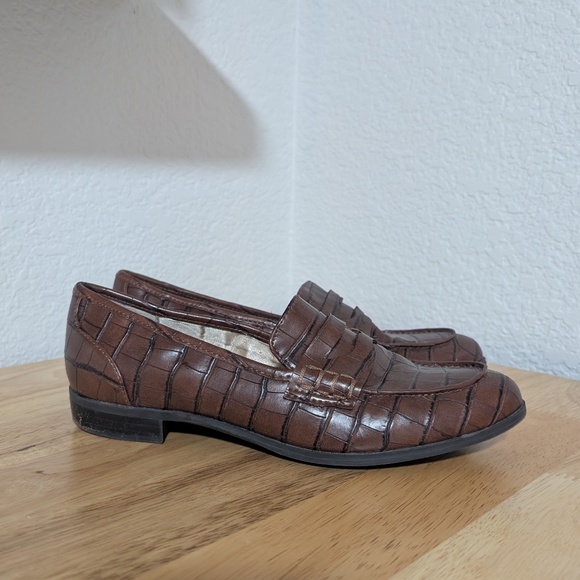 Unisa Crocodile Pattern Loafer / 8 - Picture 1 of 6